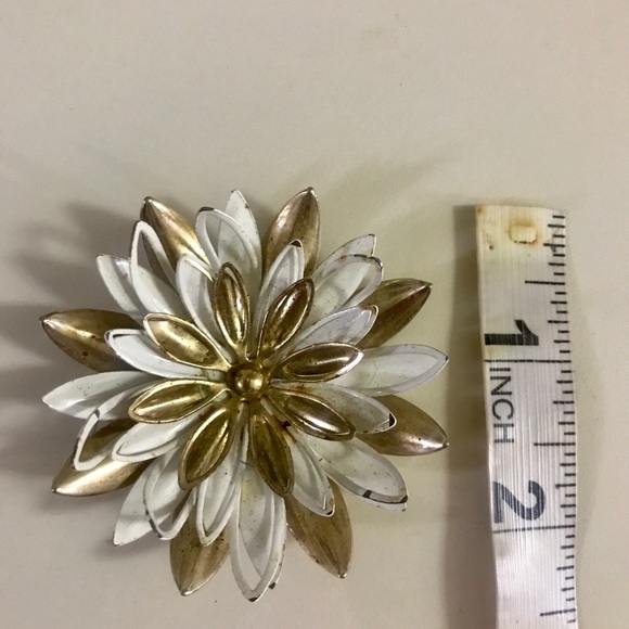 Sarah Coy Stamped Gold & White Flower Brouch - Picture 5 of 6